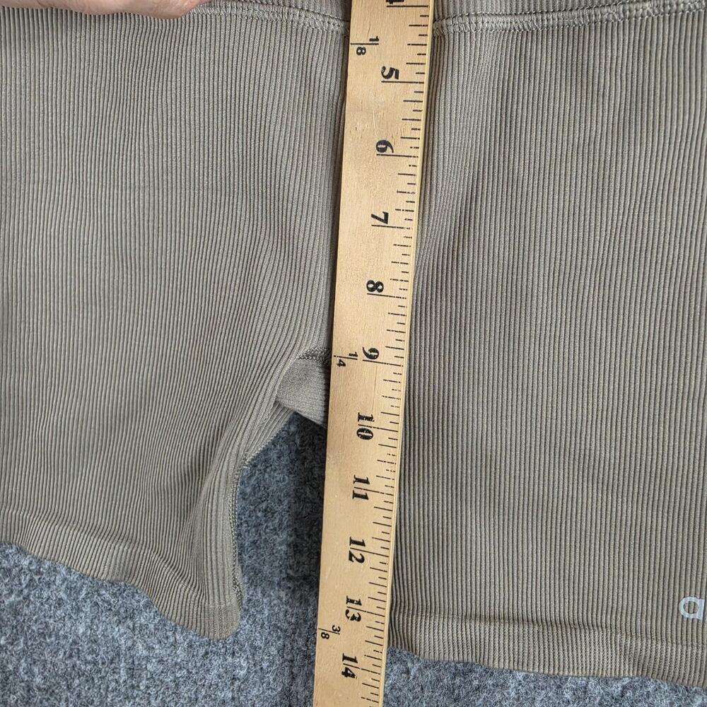 Alo Yoga Shorts Womens XS Seamless Ribbed Favorite Biker Beige Yoga Pilates Gym - Picture 13 of 15